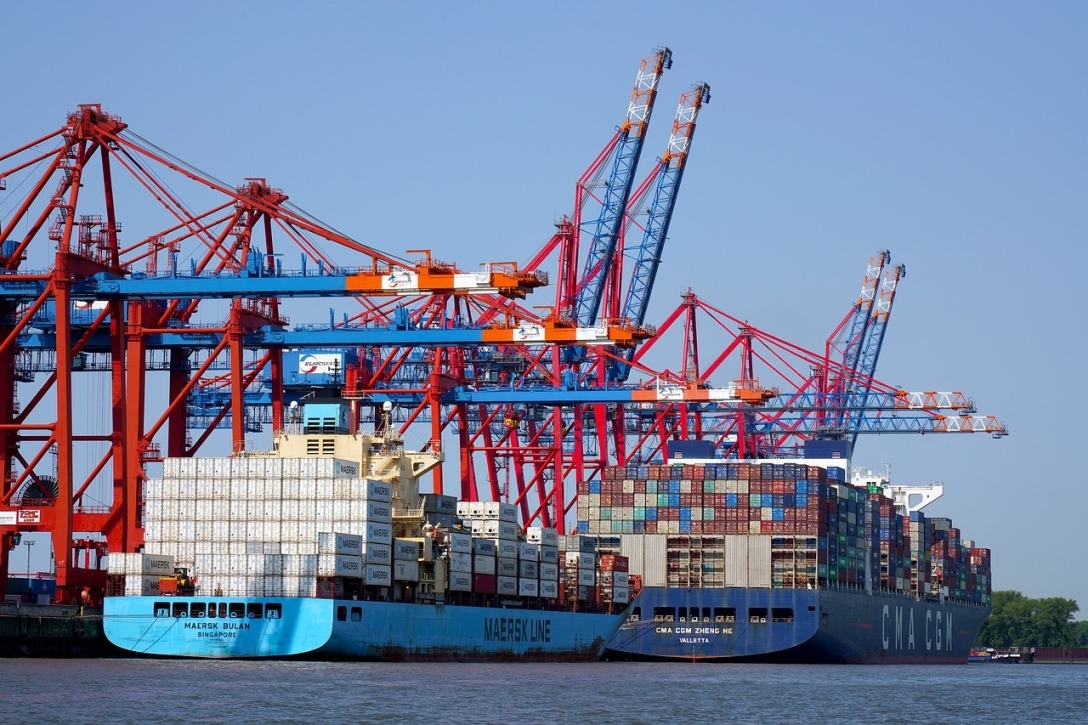 port loading container 7370411jpg