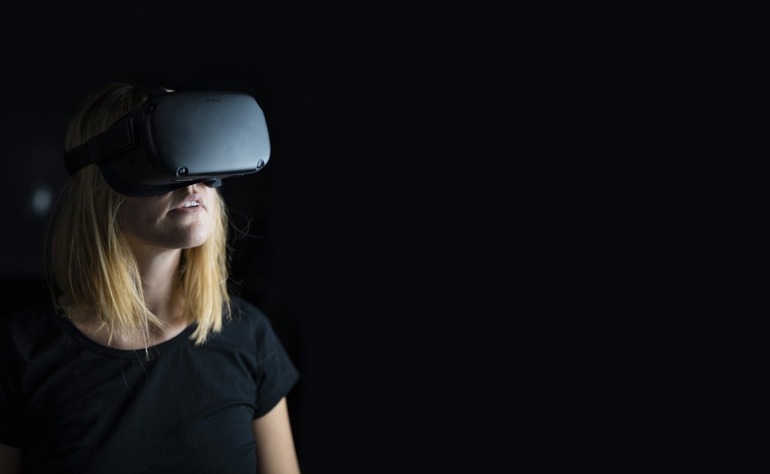 virtual reality woman metaverse 4490469jpg